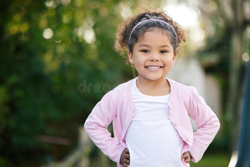 Girl-Portrait und glücklich im Spielplatz Hinterhof oder Park für Spaß und Entwicklung als Kind. Kleinkind und stockbild