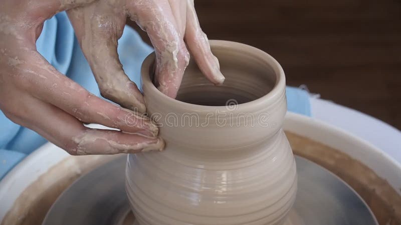 Girl Potter sculta una brocca di argilla sulla ruota di Potter