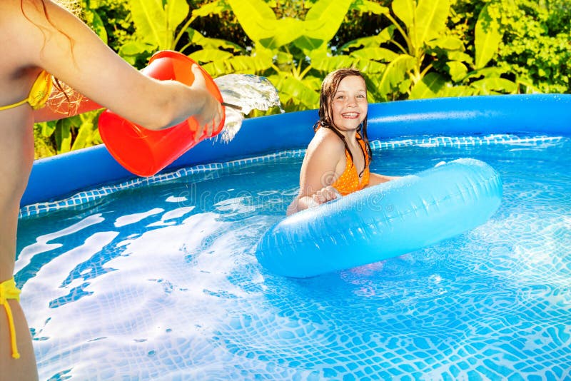 Swim friends. Бассейн картинка для детей. Девочка водные забавы дома. Sommer-Pool. Pouring Water from a Bucket.