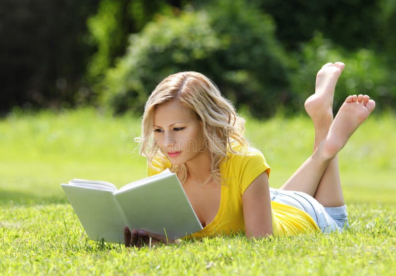 Ragazza di leggere il libro.