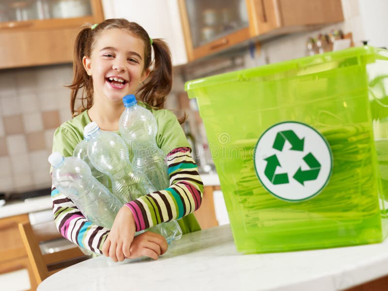 Mira a a posesión el plastico botellas reciclaje.