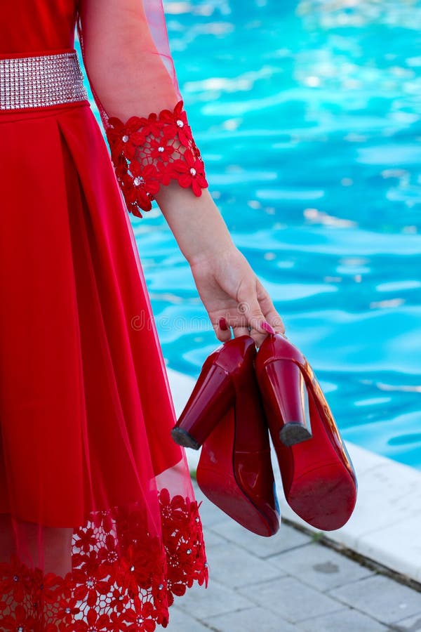 12 Looks: What Color Shoes to Wear with a Red Dress: Sultry and Fab -
