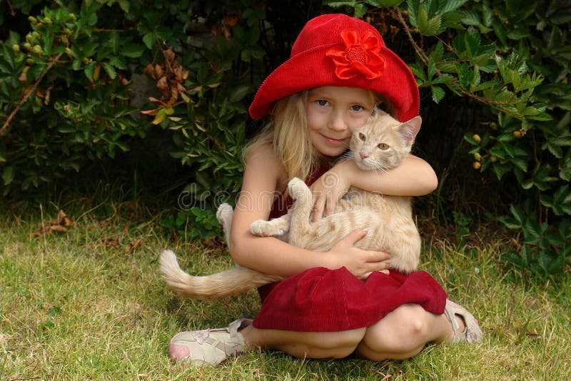 The girl in red hat with cat