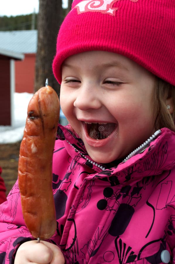 Schöne Mädchen Essen die Wurst.