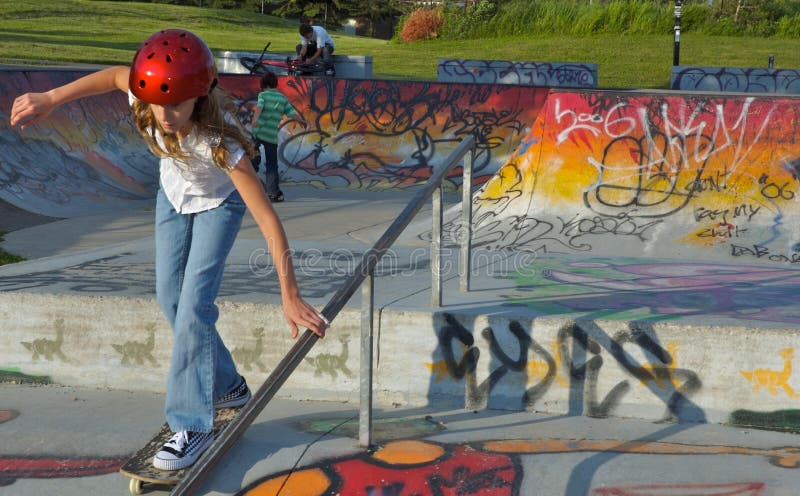 Mladé dievča opretý jej skateboard, na sebe helmu.