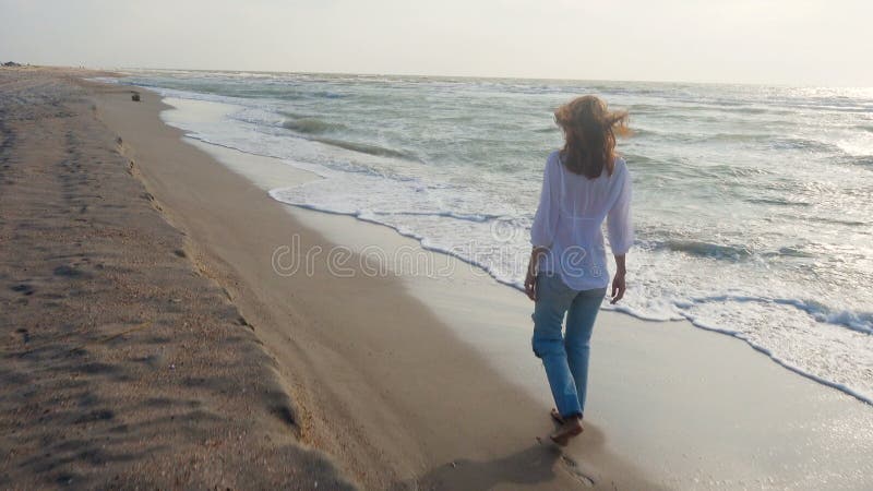 Girl-Spaziergänge am Meer stock video