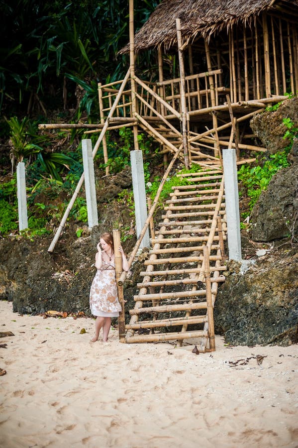 Girl Steht Neben Der Bambusleiter Auf Der Boracay Stockbild - Bild von