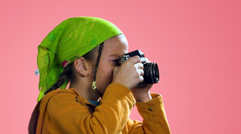 Dievča fotografovanie so starým analógové kamery.