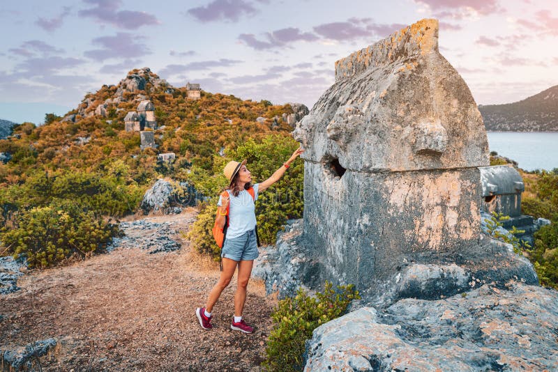 Kekova adasının yakınında büyüleyici Mezarlar ve lahitler ile Likya nekroppolis şehrinin antik kalıntılarını keşfeden gezgin. Antik kalıntıları keşfeden kız gezgin Telifsiz Stok Imajlar