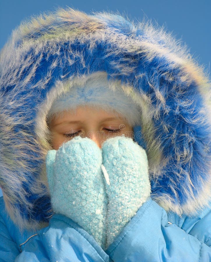 Cold лицо. Лицо на холоде. Холод ассоциации. Синяя от холода девушка. Как выглядит холод.