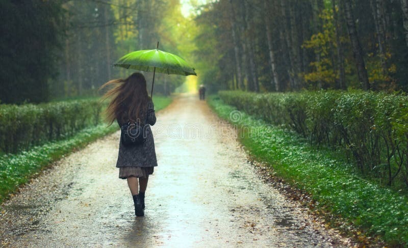 Hermosa chica lluvia en otono.