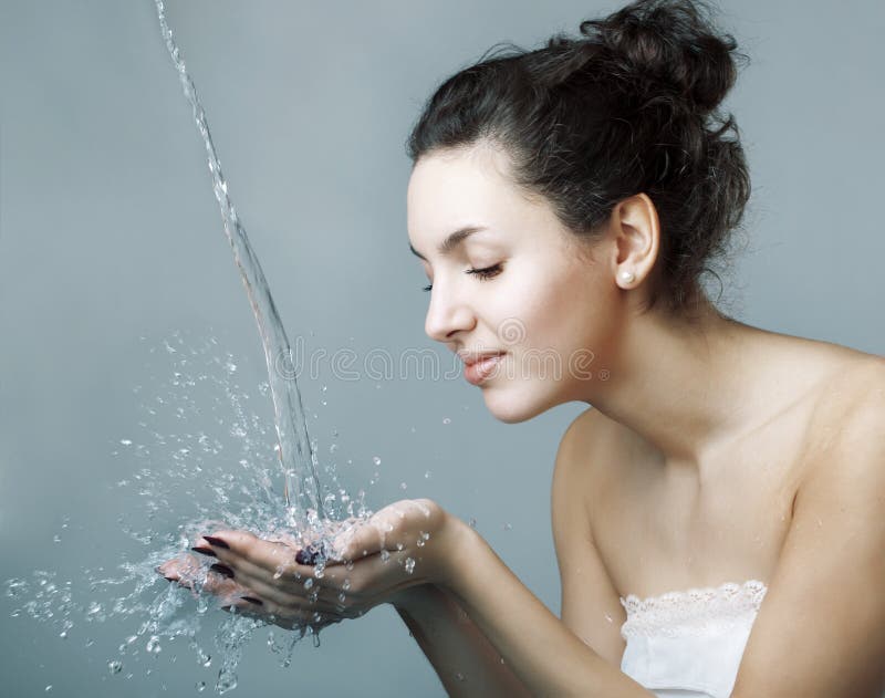 Girl who pours water on his hands