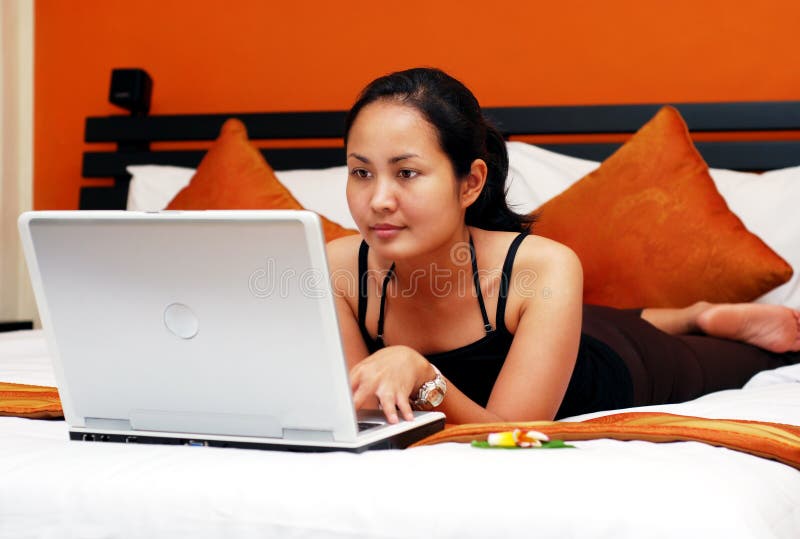 Le donne la navigazione in internet, sul letto.