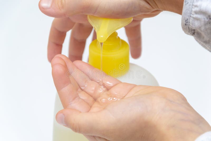 Girl& x27; пальцы s отжимают на распределителе, cleanser, продукте заботы кожи, жидкостном мыле руки стоковое изображение Girl& x27; пальцы s отжимают на распределителе, cleanser, продукте заботы кожи, жидкостном мыле руки стоковое изображение