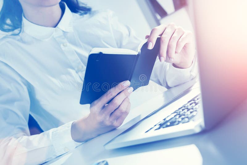 Girl& x27; руки s держа малую тетрадь стоковое фото rf Girl& x27; руки s держа малую тетрадь стоковое фото rf