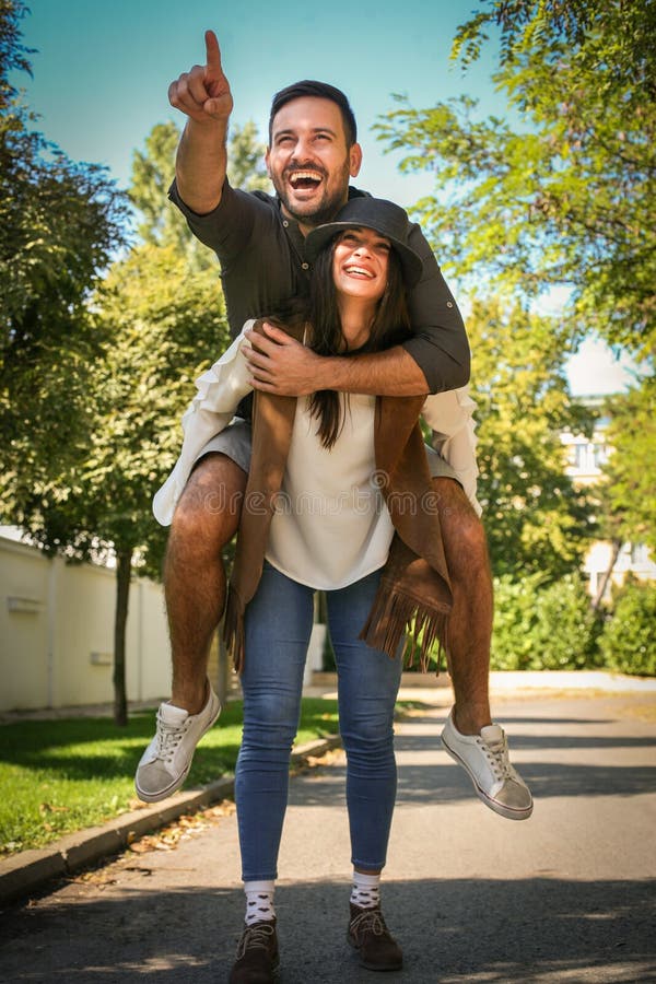 Women ride men. Piggyback грузозахват. Piggyback Ride. Девушка носит подругу на руках. Piggyback сленг.