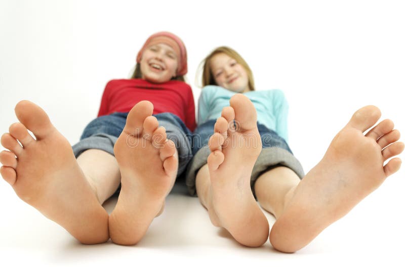 Ragazze con grandi piedi (sfondo bianco)