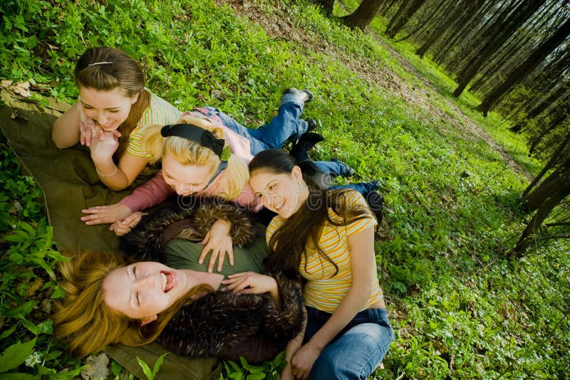Maedchen Scheide Wald Gruppensex