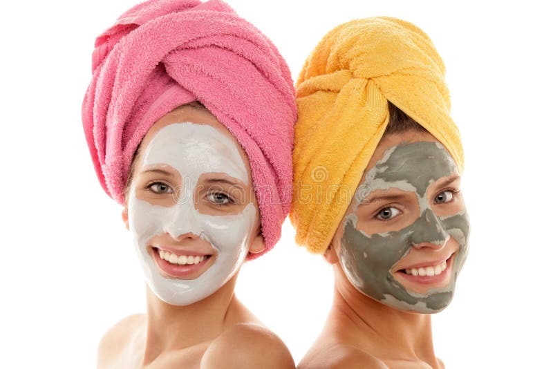 Due ragazze adolescenti che indossa crema per il viso isolato su sfondo bianco.