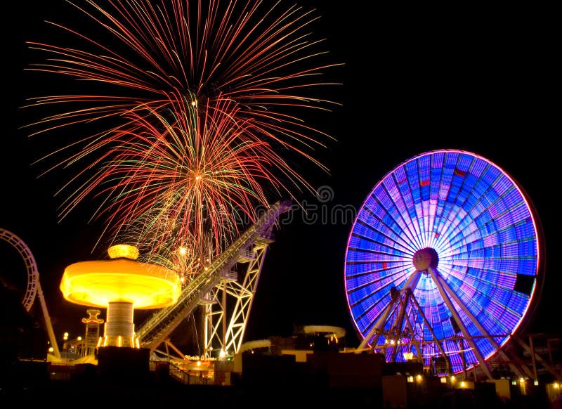 Giro & fuochi d'artificio di divertimento fotografie stock libere da diritti Giro & fuochi d'artificio di divertimento fotografie stock libere da diritti