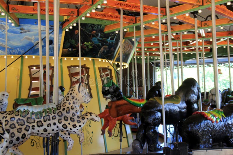 Giro del carosello di divertimento con parecchi animali selvatici da scegliere da, Cleveland Zoo, Ohio, 2016 fotografia stock Giro del carosello di divertimento con parecchi animali selvatici da scegliere da, Cleveland Zoo, Ohio, 2016 fotografia stock