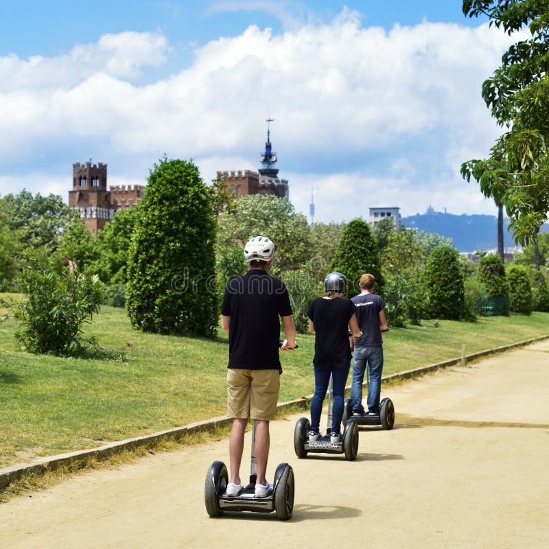 Giro di Segway a Parc de la Ciutadella a Barcellona, Spagna immagini stock Giro di Segway a Parc de la Ciutadella a Barcellona, Spagna immagini stock