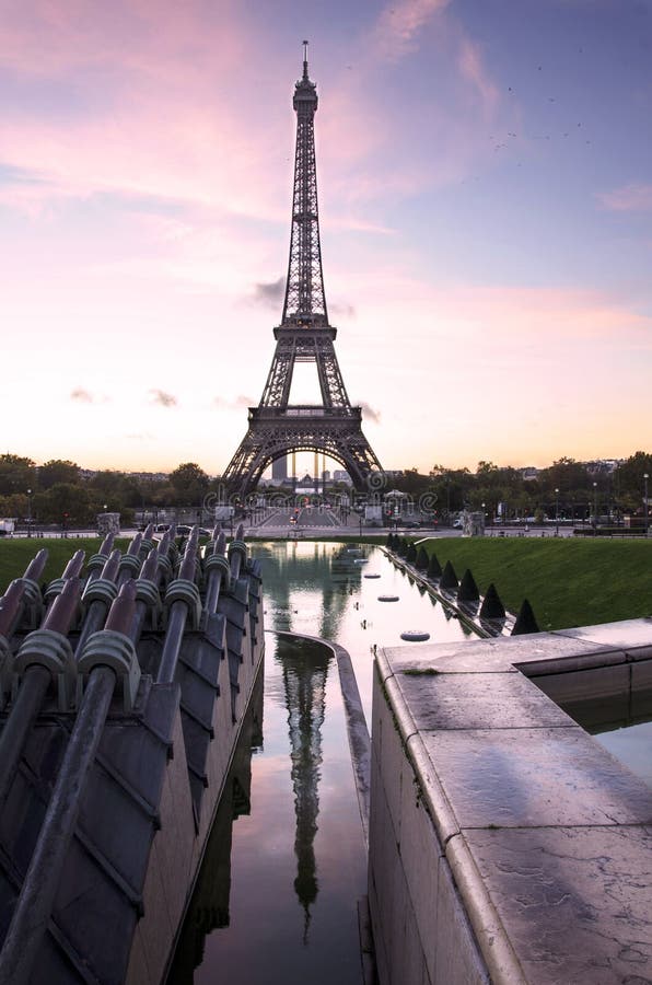 Giro Eiffel con la riflessione parigi france immagini stock Giro Eiffel con la riflessione parigi france immagini stock