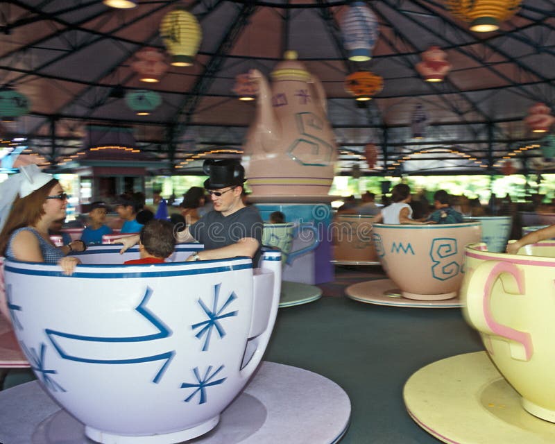 Giro pazzo del partito di tè di regno magico del Disney fotografie stock libere da diritti Giro pazzo del partito di tè di regno magico del Disney fotografie stock libere da diritti