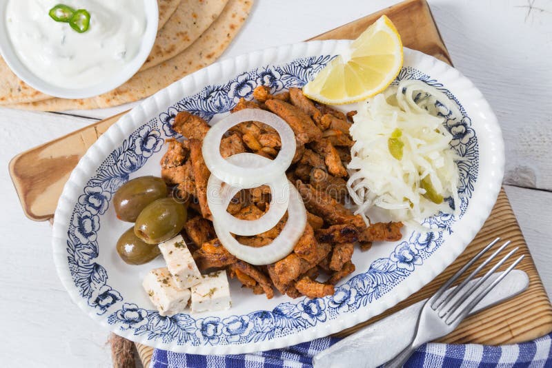 Girocompases con las aceitunas y el queso feta de la ensalada de col de Tzatziki imagenes de archivo Girocompases con las aceitunas y el queso feta de la ensalada de col de Tzatziki imagenes de archivo