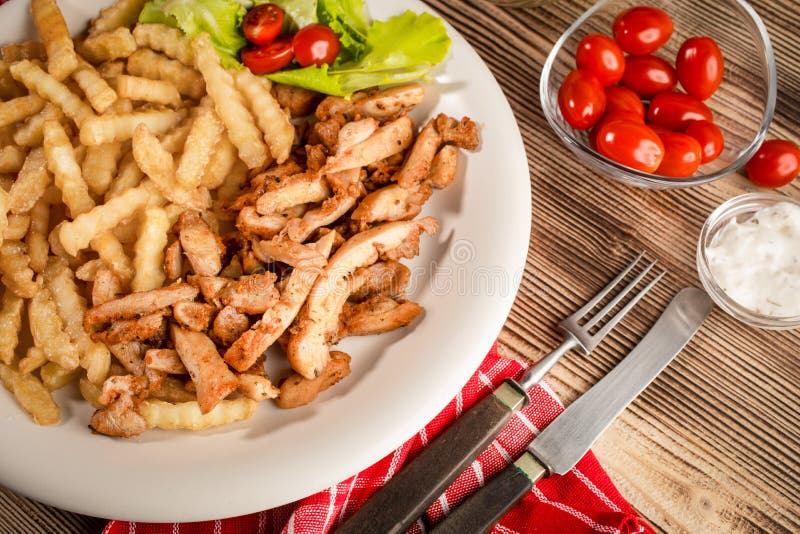 Girocompases griegos SID con las fritadas y la ensalada fotografía de archivo libre de regalías Girocompases griegos SID con las fritadas y la ensalada fotografía de archivo libre de regalías