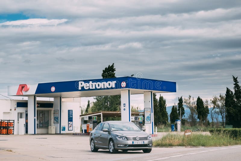 Girona, Katalonien, Spanien Volkswagen-Auto verlässt Öl-und Gas-Tankstelle Petronor lizenzfreie stockfotografie Girona, Katalonien, Spanien Volkswagen-Auto verlässt Öl-und Gas-Tankstelle Petronor lizenzfreie stockfotografie