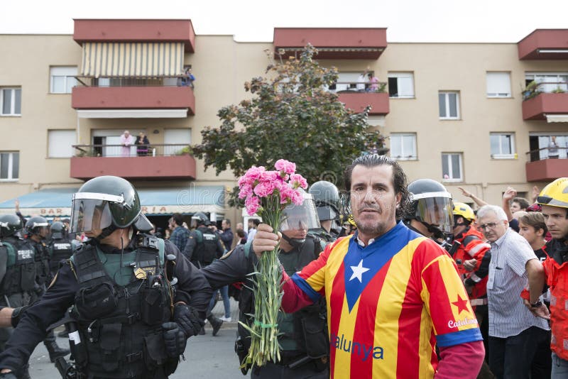 GIRONA-SPAIN votos da independência de Catalonia do 1º de outubro imagem de stock GIRONA-SPAIN votos da independência de Catalonia do 1º de outubro imagem de stock