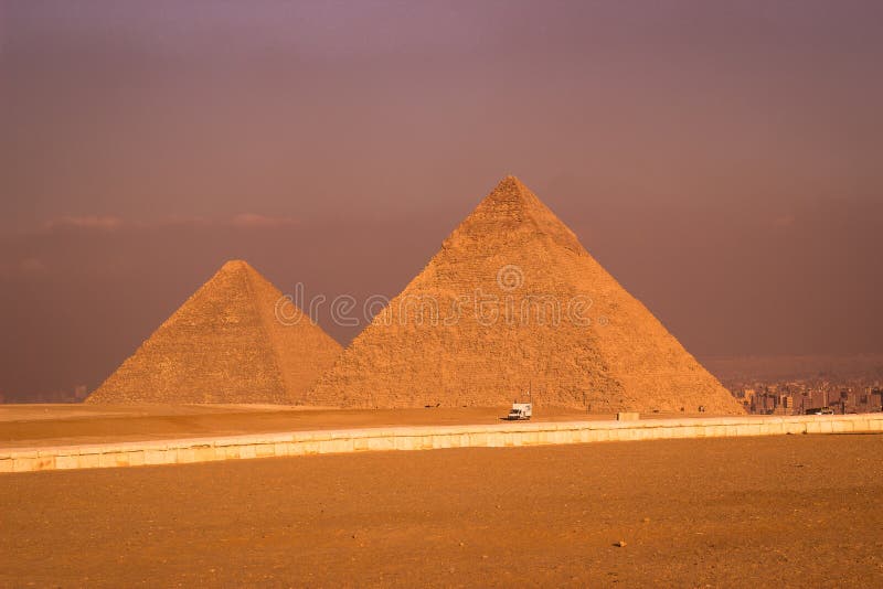 Giseh-Pyramiden an einem vollen Tag stockfotografie Giseh-Pyramiden an einem vollen Tag stockfotografie