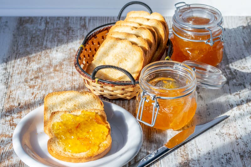 Gisten met sinaasappeljam, bereid voor snack of ontbijt royalty-vrije stock foto's Gisten met sinaasappeljam, bereid voor snack of ontbijt royalty-vrije stock foto's