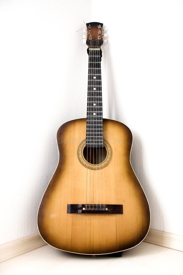 Gitaar in een hoek van ruimte royalty-vrije stock afbeeldingen Gitaar in een hoek van ruimte royalty-vrije stock afbeeldingen