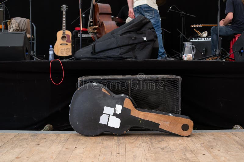 Gitaargeval, versterker, muscial instrumenten en voorbereid stadium vóór/na muziekoverleg stock foto Gitaargeval, versterker, muscial instrumenten en voorbereid stadium vóór/na muziekoverleg stock foto