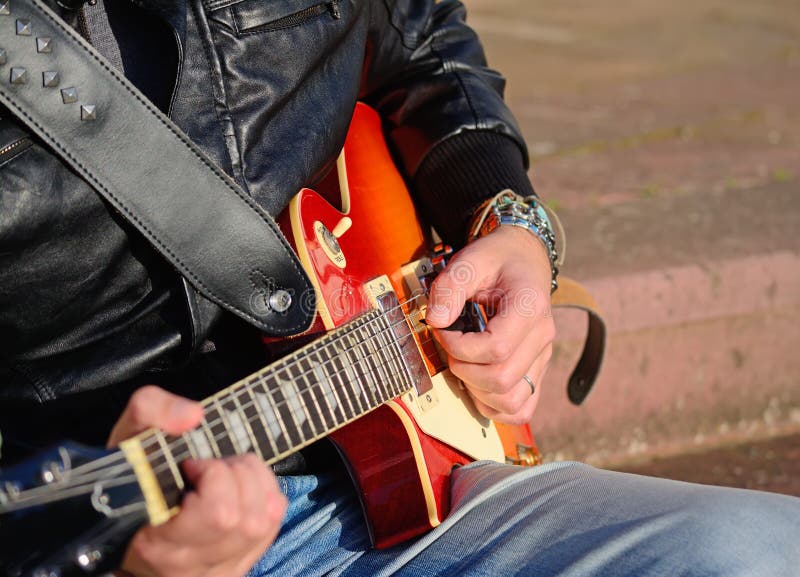 Download Gitaarspeler Met Elektrische Gitaar Stock Afbeelding - Afbeelding bestaande uit kunstenaar, wacht: 54081023