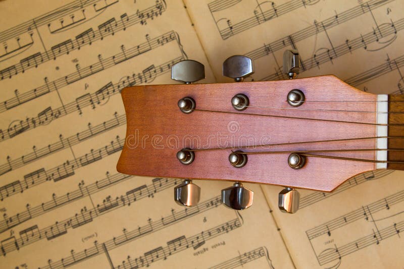 Gitarr och gammala musikaliska anmärkningar royaltyfria bilder Gitarr och gammala musikaliska anmärkningar royaltyfria bilder