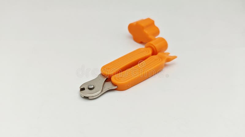 Gitarrist String Tool. Detaillierte Ansicht eines dualfunction-Gitarren-Tools zum Wickeln und Schneiden von Saiten. stockfotos