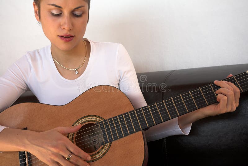 gitarrkvinna royaltyfria bilder gitarrkvinna royaltyfria bilder