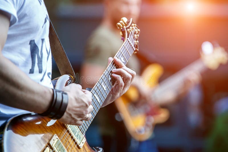Gitarzysta bawić się żywego koncert z zespołem rockowym obrazy royalty free