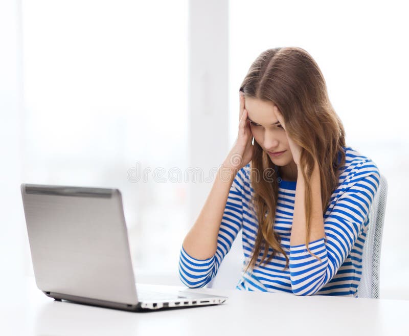 Gitl adolescente turbato con il computer portatile a casa immagini stock libere da diritti Gitl adolescente turbato con il computer portatile a casa immagini stock libere da diritti