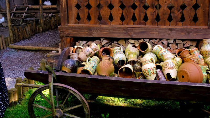 Giughe di argilla su un carro. focalizzazione selettiva.