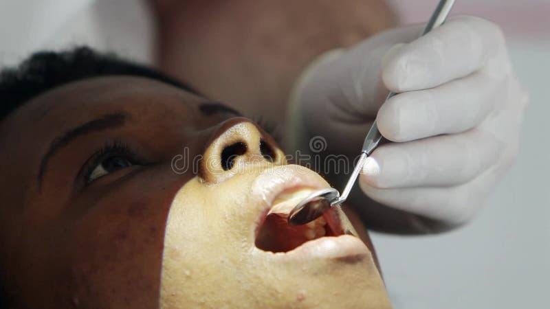 6 giugno 2014, Donec'k, Ucraina, elementi dentari Igiene orale e cure odontoiatriche Dentista di medico che lavora con l'Africano