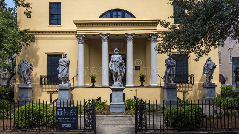 28 giugno 2017 - SAVANNAH GEORGIA - la parte anteriore del museo di arte di Telfair in savana storica Savana, tradizionale fotografia stock 28 giugno 2017 - SAVANNAH GEORGIA - la parte anteriore del museo di arte di Telfair in savana storica Savana, tradizionale fotografia stock