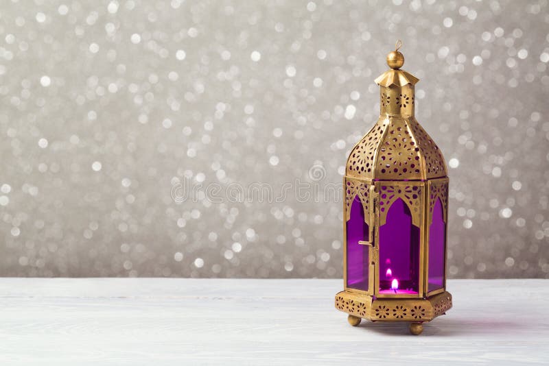 Gjord ljusare lykta på trätabellen över bokehbakgrund Beröm för Ramadankareemferie arkivbilder