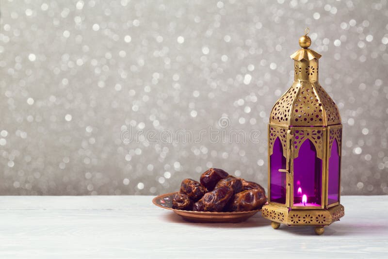 Gjord ljusare lykta på trätabellen över bokehbakgrund Beröm för Ramadankareemferie royaltyfria foton