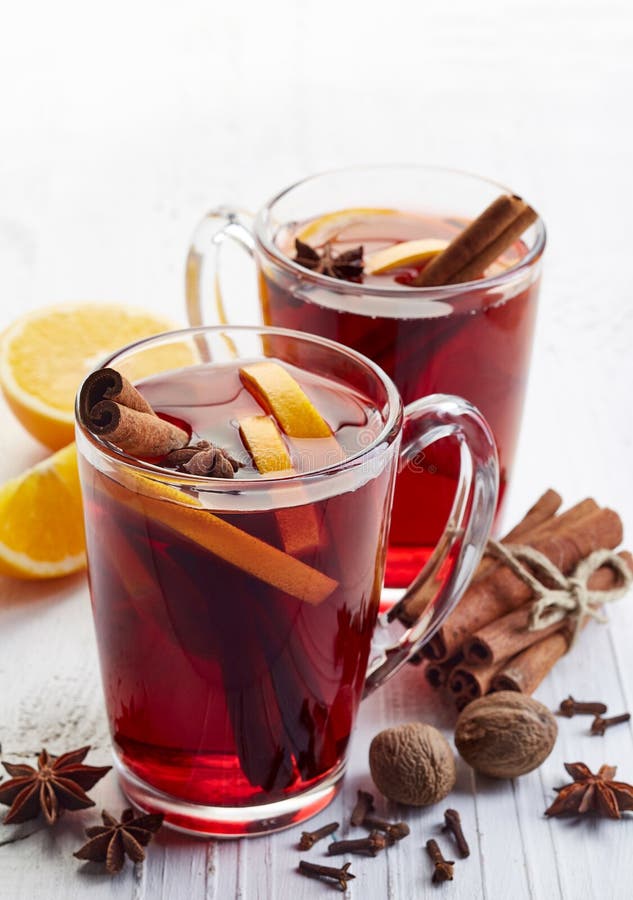 Heißer Glühwein Mit Gewürzen, Herzform Und Kerzenständer Stockfoto ... Heißer Glühwein Mit Gewürzen, Herzform Und Kerzenständer Stockfoto ...