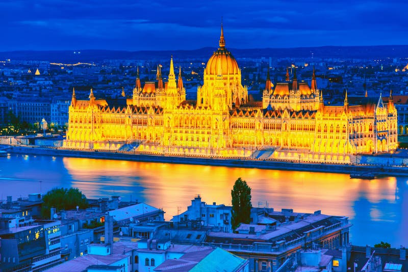 Illuminated night cruise on the danube with parliament view. Budapest Parlament Nacht : Budapest-Parlament Belichtet Bei Der Nacht Und Bei Der ...