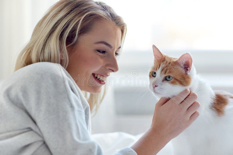 Glückliche Junge Frau Mit Katze Im Bett Zu Hause Stockfoto - Bild von  zuhause, katze: 72621252